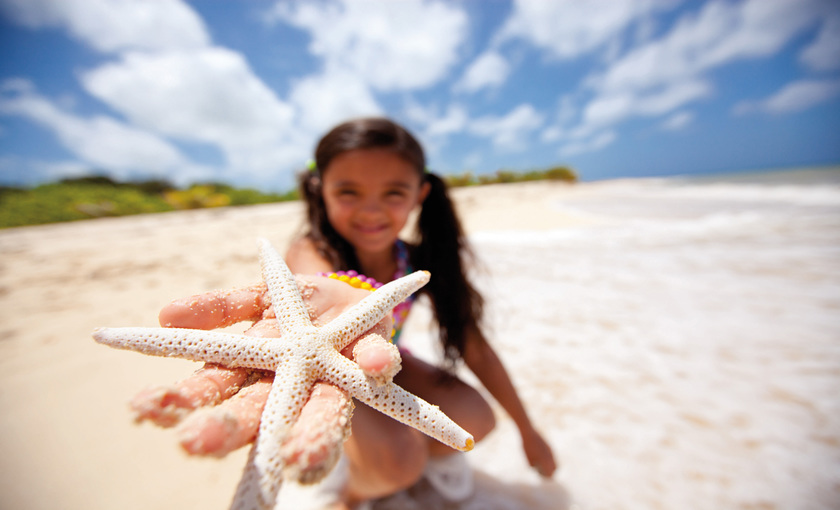 Meisje op het strand met een zeester